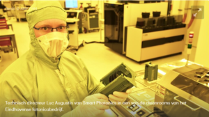 RTL Nieuws Technisch directeur Luc Augustin in de cleanroom van SMART Photonics